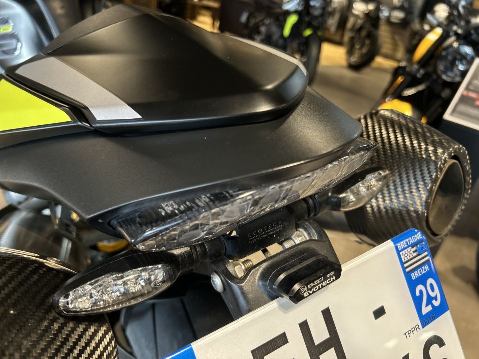 TRIUMPH SPEED TRIPLE 1050 RS 4