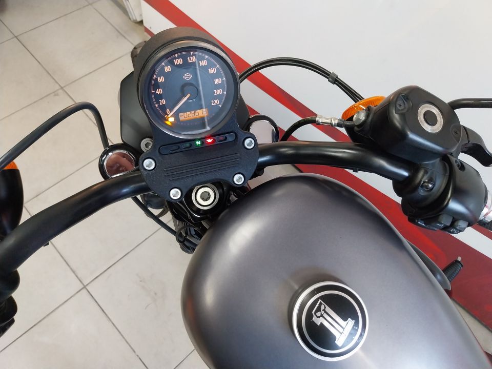 HARLEY-DAVIDSON SPORTSTER 883 IRON 4