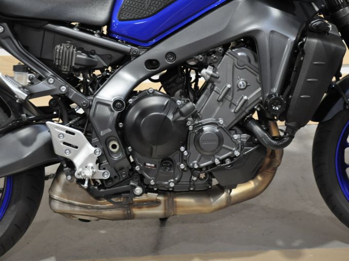 YAMAHA MT-09 4