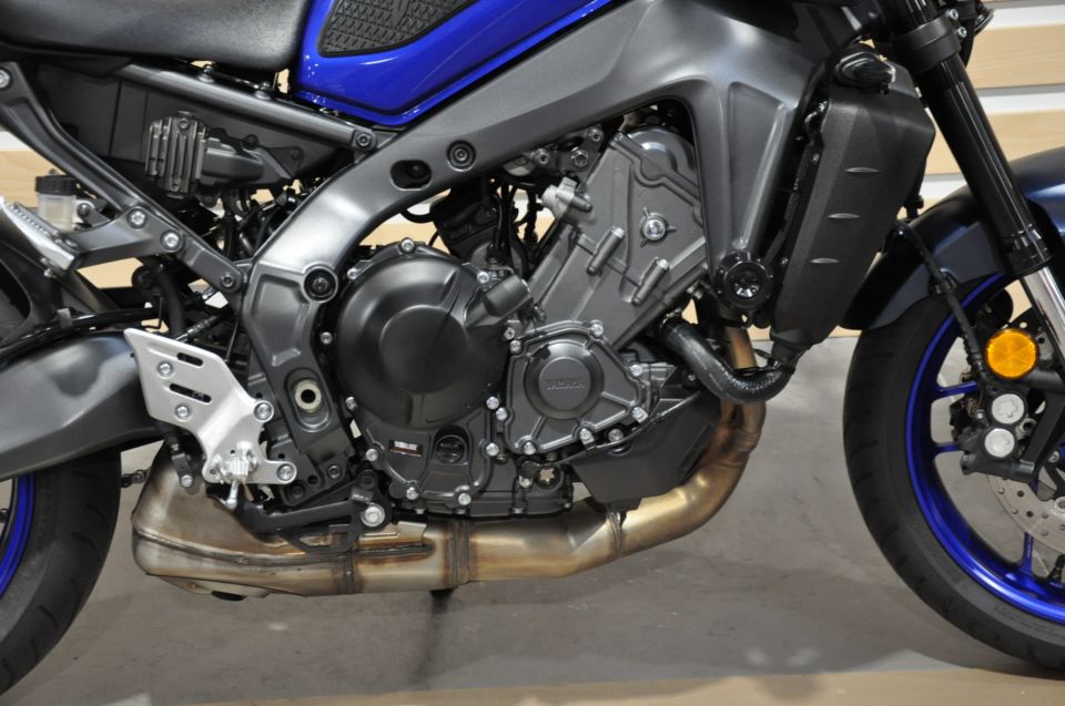 YAMAHA MT-09 4