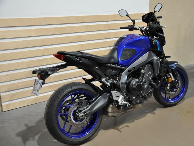 YAMAHA MT-09 4