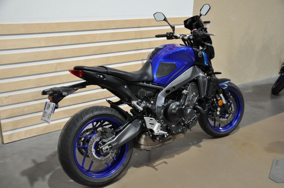 YAMAHA MT-09 4