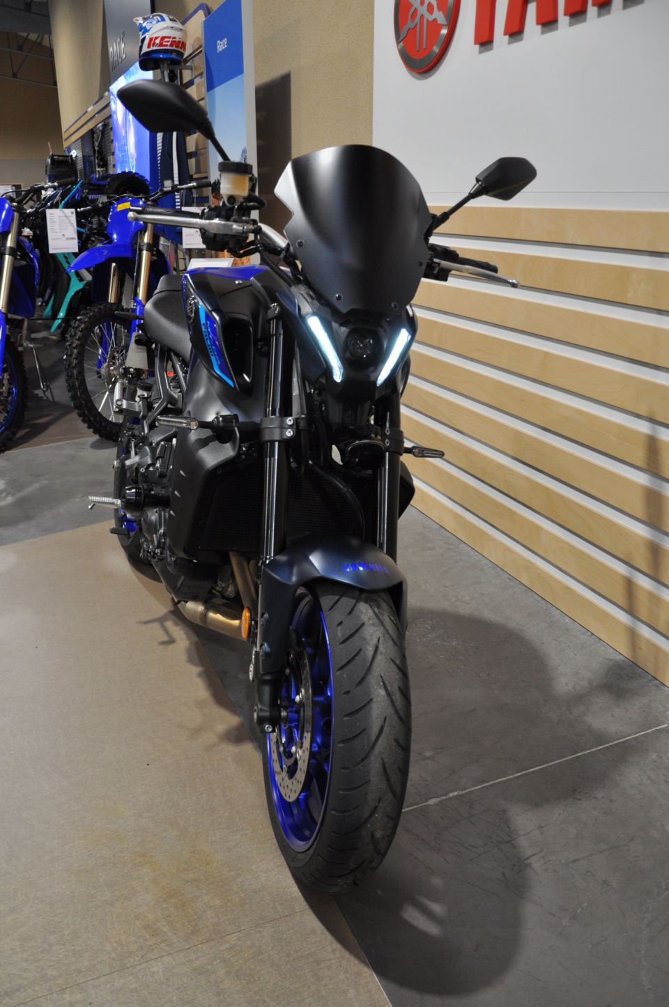 YAMAHA MT-09 4