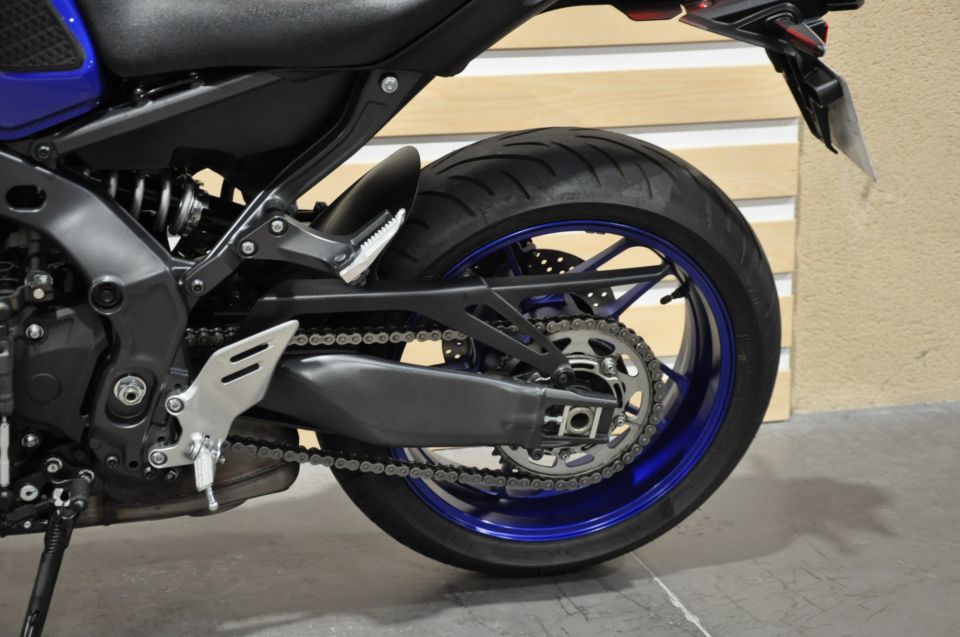 YAMAHA MT-09 4