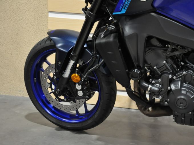 YAMAHA MT-09 4