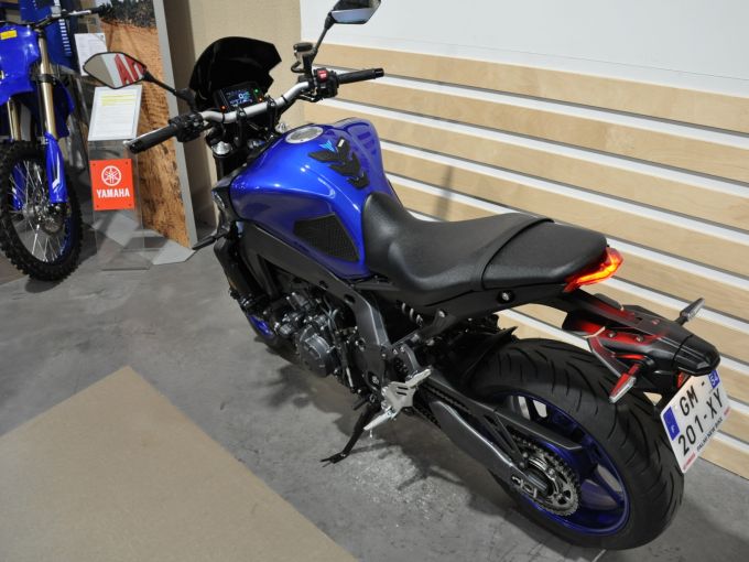 YAMAHA MT-09 4
