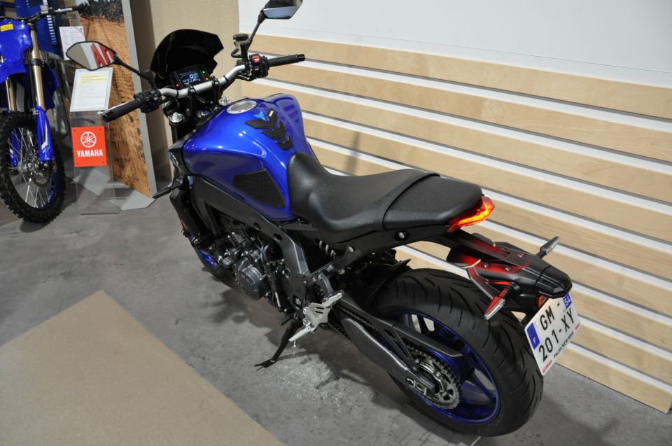 YAMAHA MT-09 4