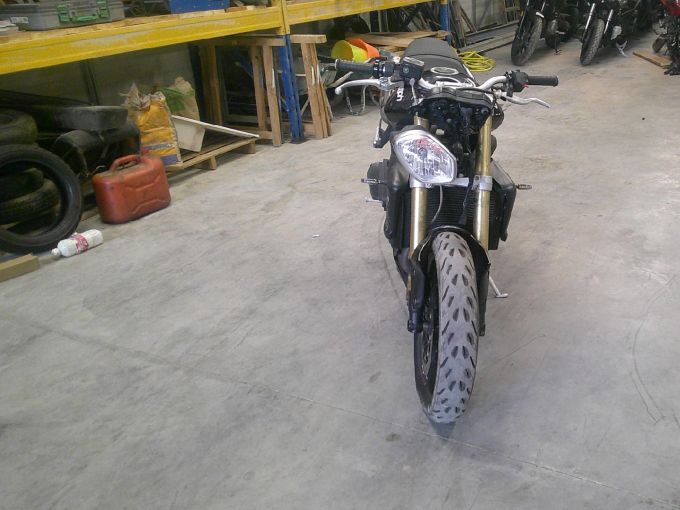 TRIUMPH STREET TRIPLE 675 4