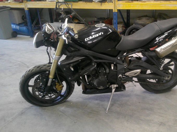 TRIUMPH STREET TRIPLE 675 4
