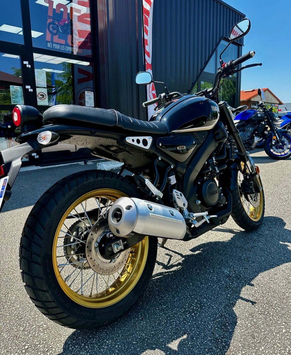 YAMAHA XSR 125 Legacy 4