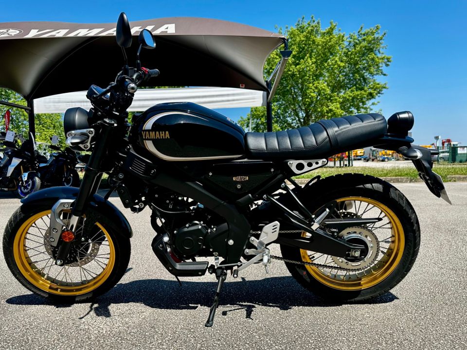 YAMAHA XSR 125 Legacy 4