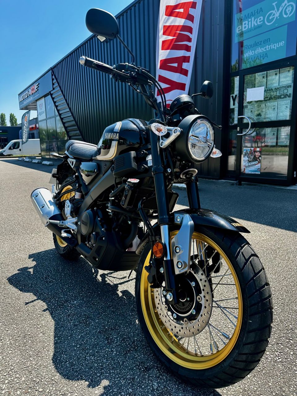 YAMAHA XSR 125 Legacy 4