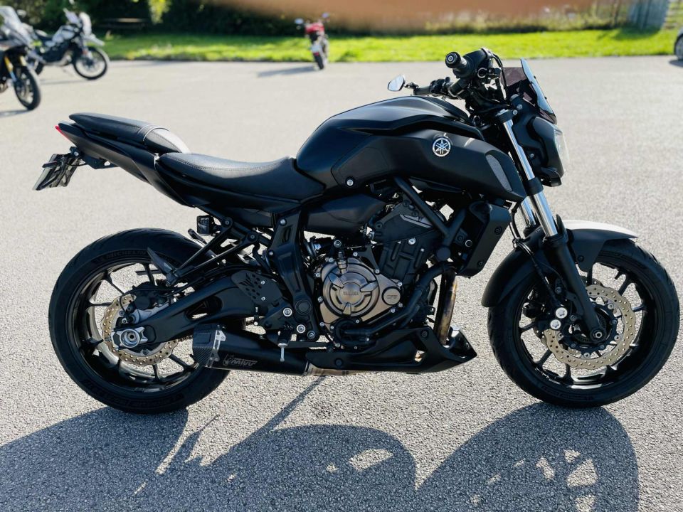 YAMAHA MT-07 4