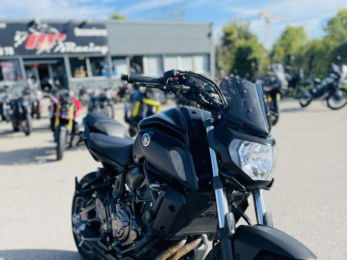 YAMAHA MT-07 4