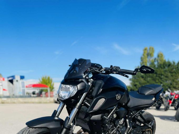 YAMAHA MT-07 4