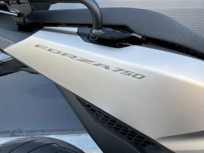 HONDA FORZA 750 4