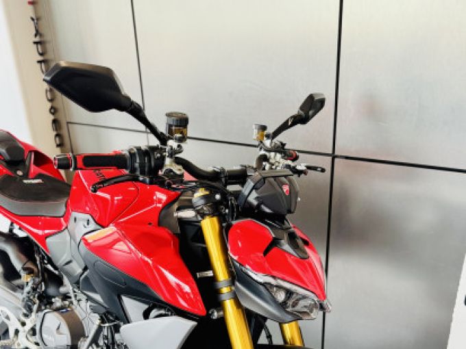 DUCATI STREETFIGHTER V2 4