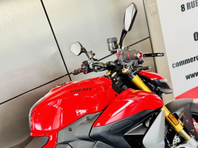DUCATI STREETFIGHTER V2 4