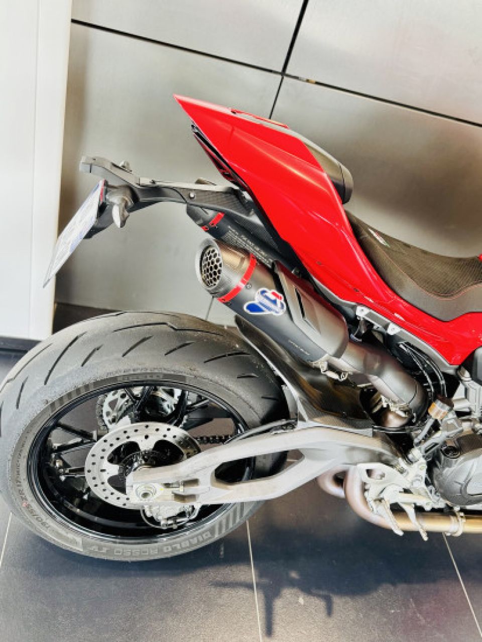 DUCATI STREETFIGHTER V2 4