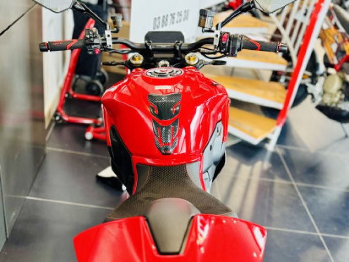 DUCATI STREETFIGHTER V2 4