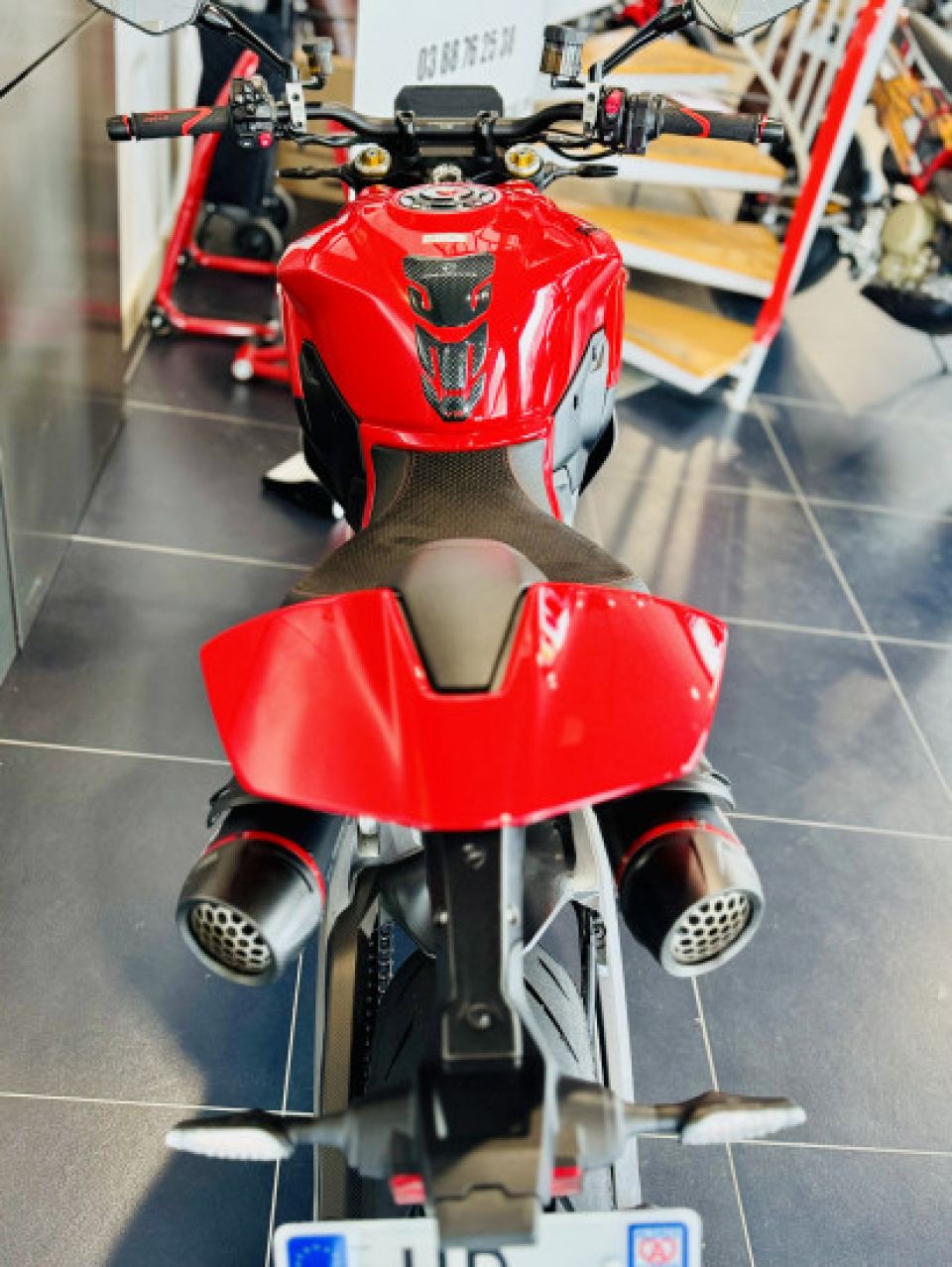 DUCATI STREETFIGHTER V2 4