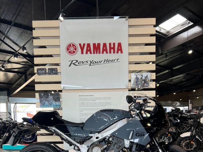 YAMAHA XSR 900 GP 4