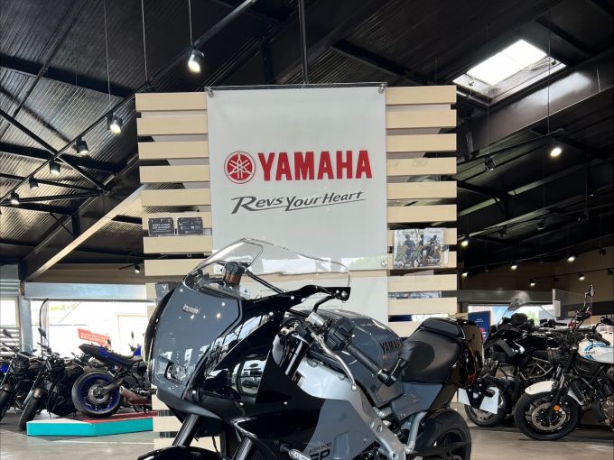 YAMAHA XSR 900 GP 4