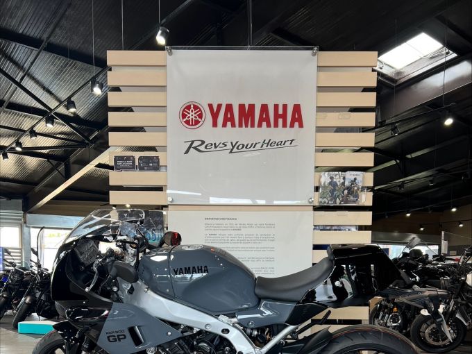 YAMAHA XSR 900 GP 4
