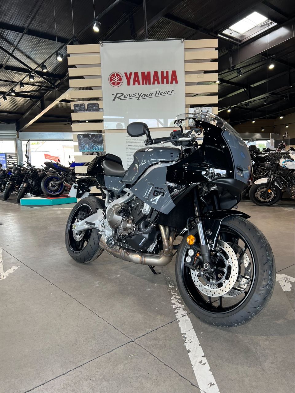 YAMAHA XSR 900 GP 4