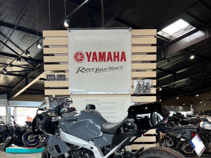 YAMAHA XSR 900 GP 4