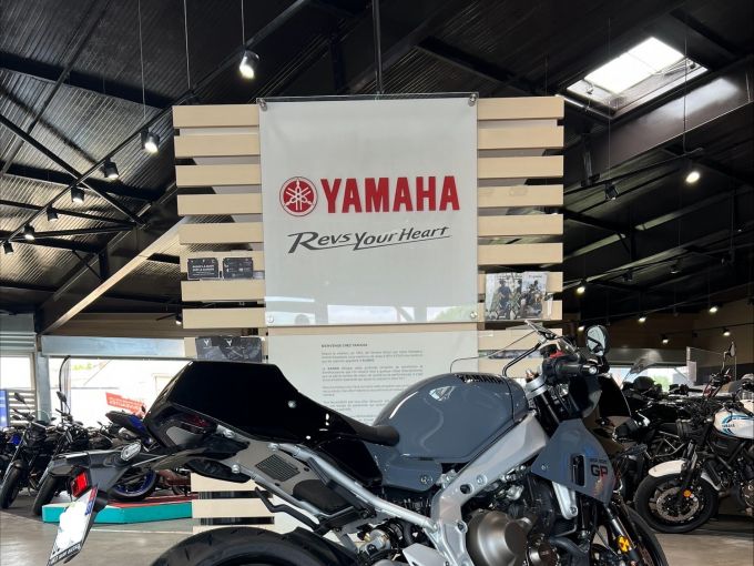 YAMAHA XSR 900 GP 4