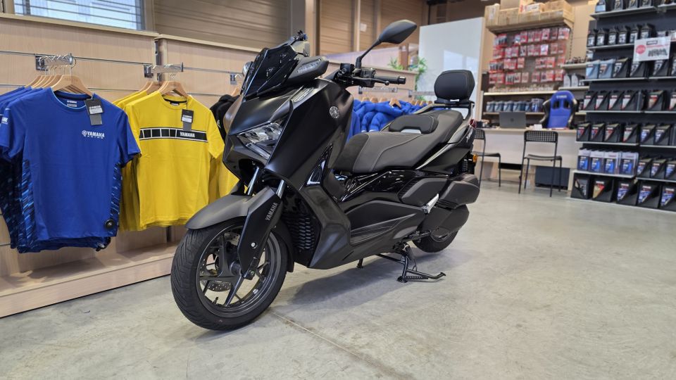 YAMAHA XMAX 300 Tech Max 4