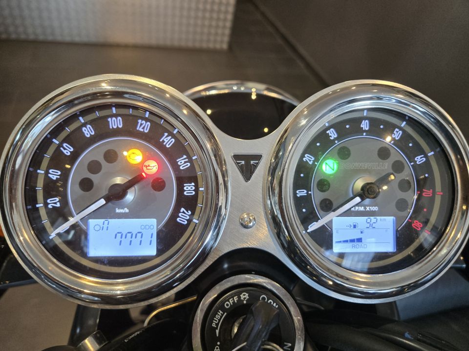 TRIUMPH Bonneville T100 4