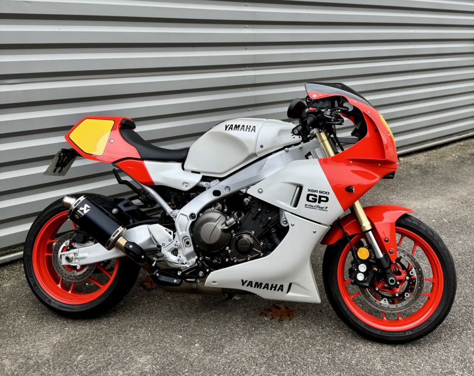 YAMAHA XSR 900 GP 4