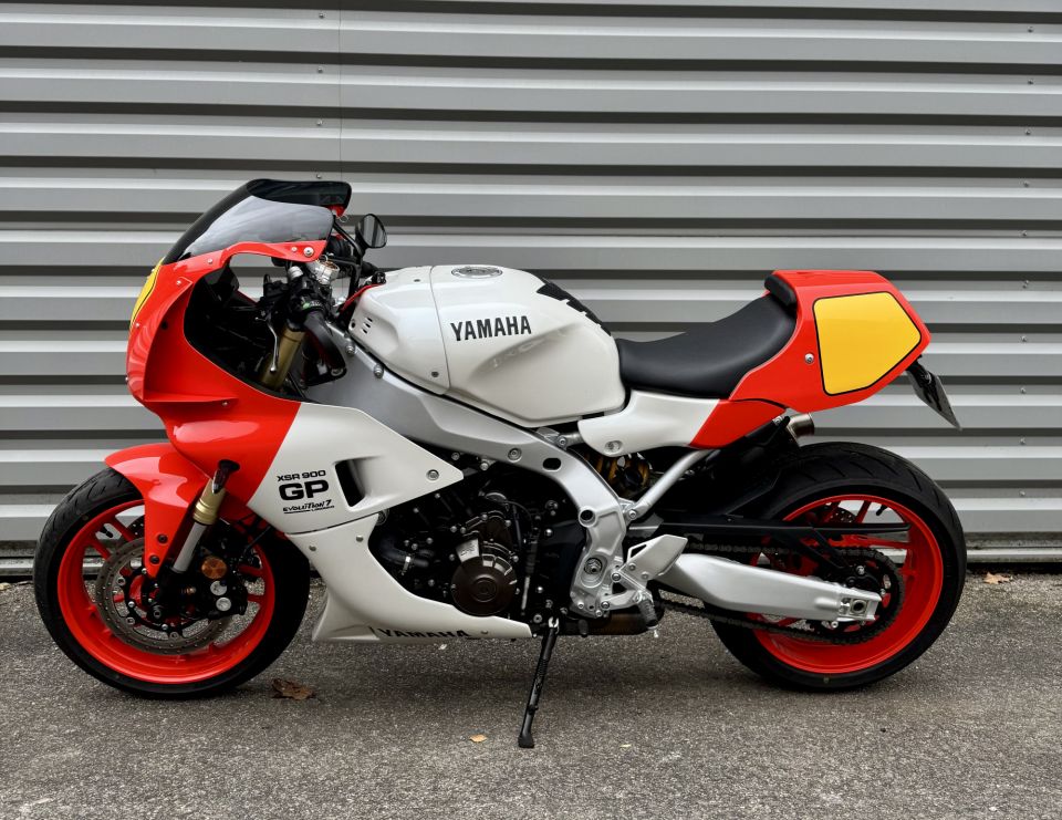YAMAHA XSR 900 GP 4