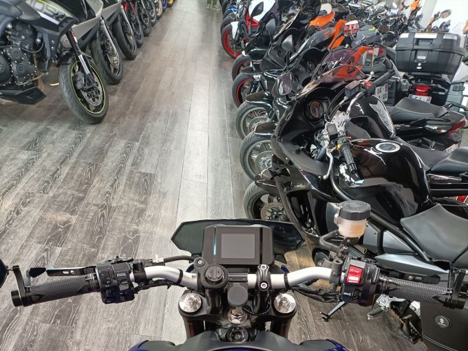 YAMAHA MT-09 4