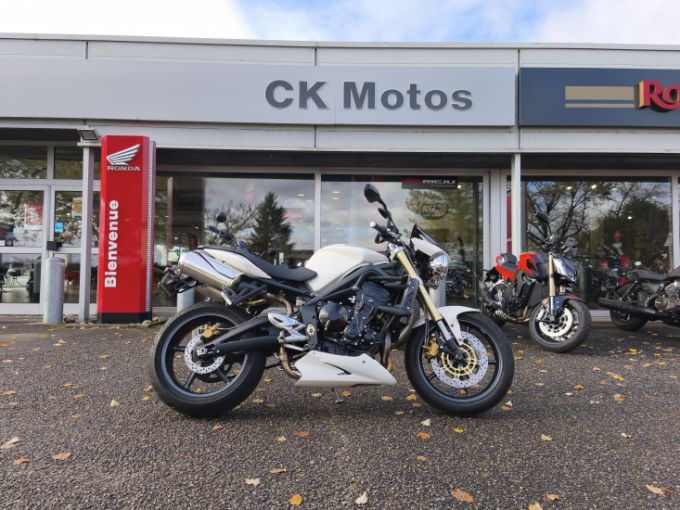 TRIUMPH STREET TRIPLE 675 4