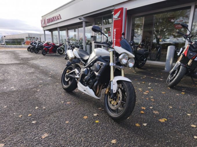 TRIUMPH STREET TRIPLE 675 4