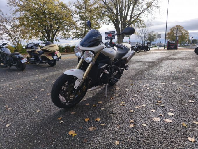 TRIUMPH STREET TRIPLE 675 4