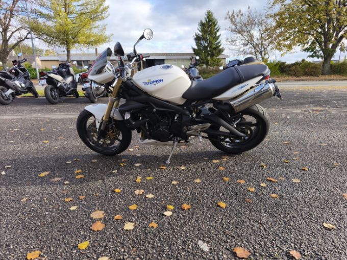 TRIUMPH STREET TRIPLE 675 4
