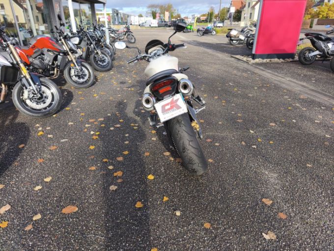 TRIUMPH STREET TRIPLE 675 4