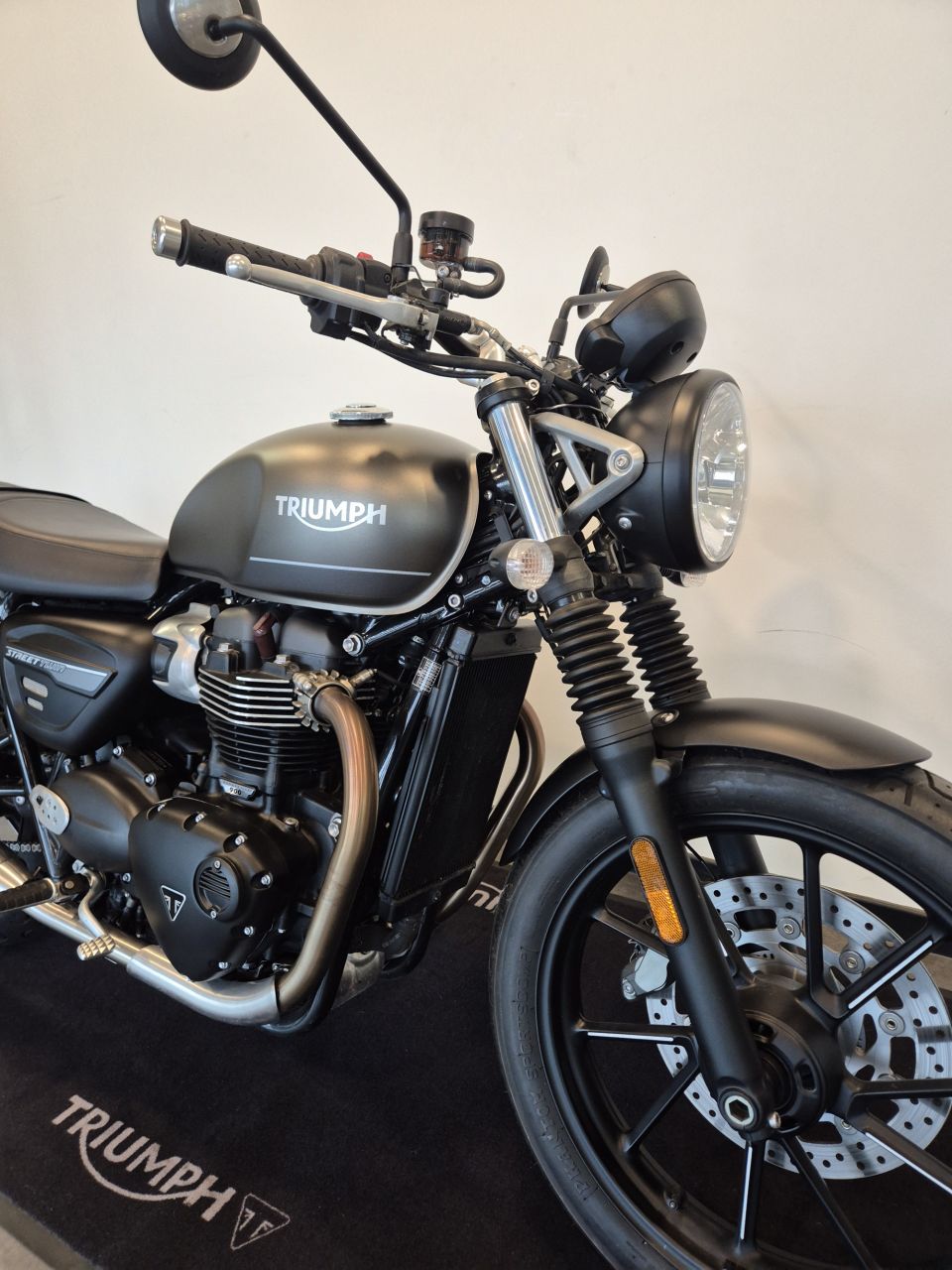 TRIUMPH STREET TWIN  900 4