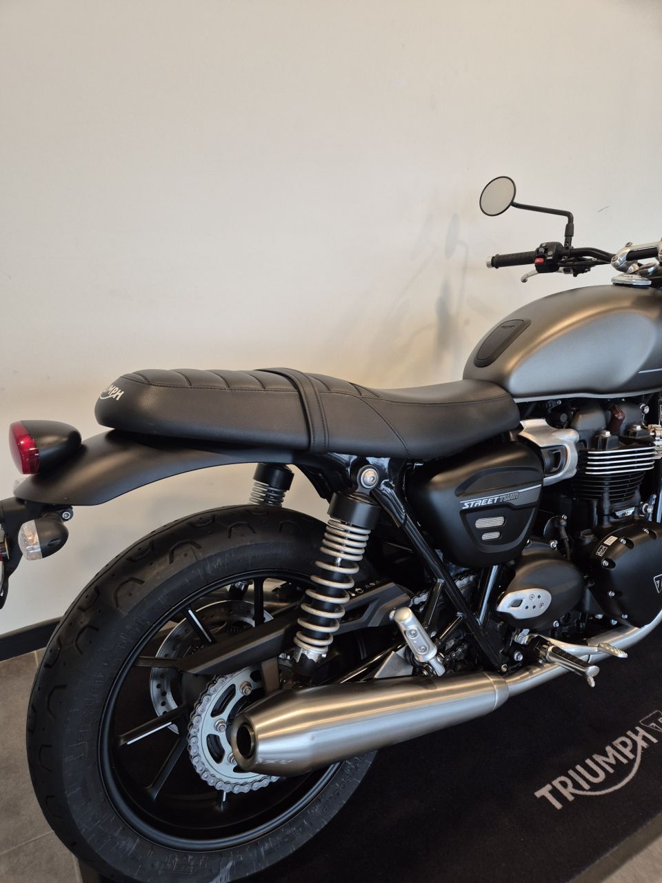 TRIUMPH STREET TWIN  900 4