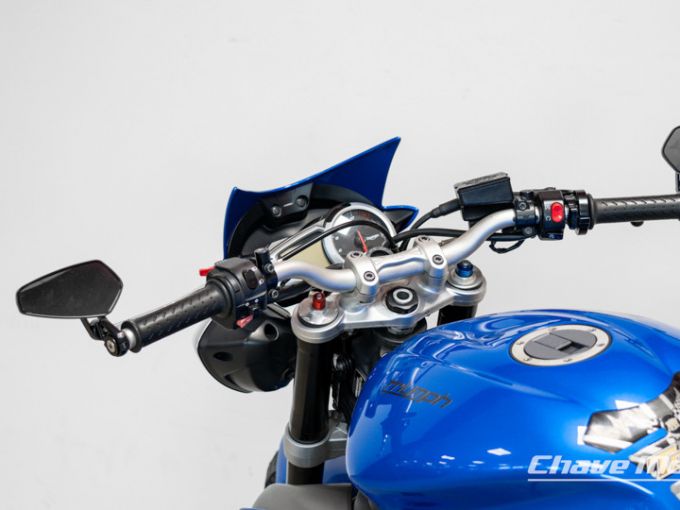 TRIUMPH STREET TRIPLE 675 4