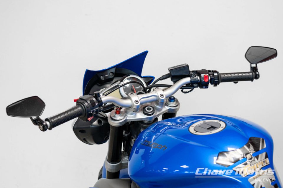 TRIUMPH STREET TRIPLE 675 4