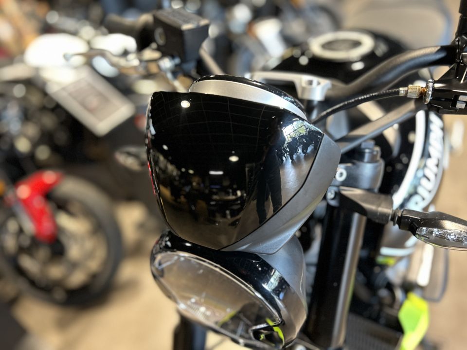 TRIUMPH TRIDENT 660 4