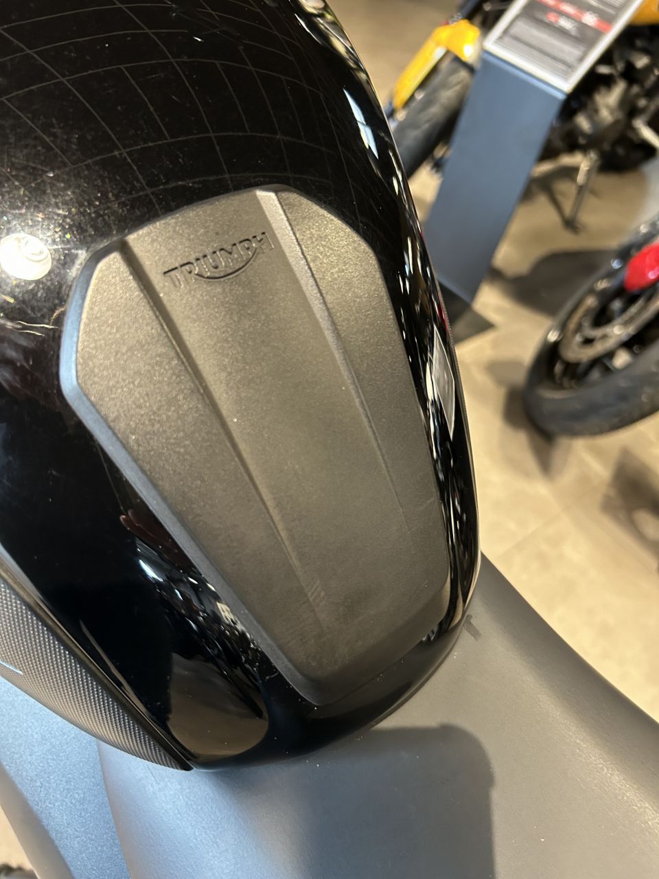 TRIUMPH TRIDENT 660 4