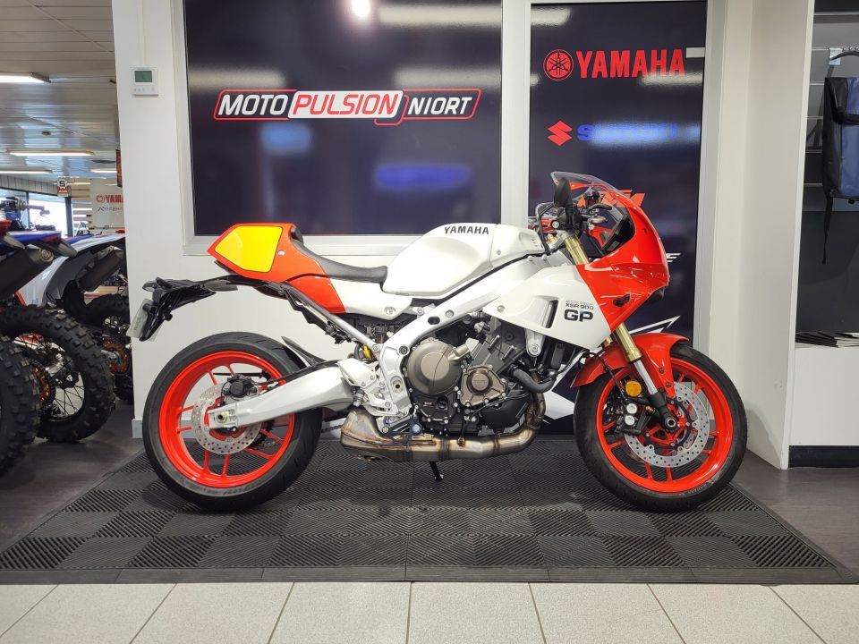 YAMAHA XSR 900 GP 4