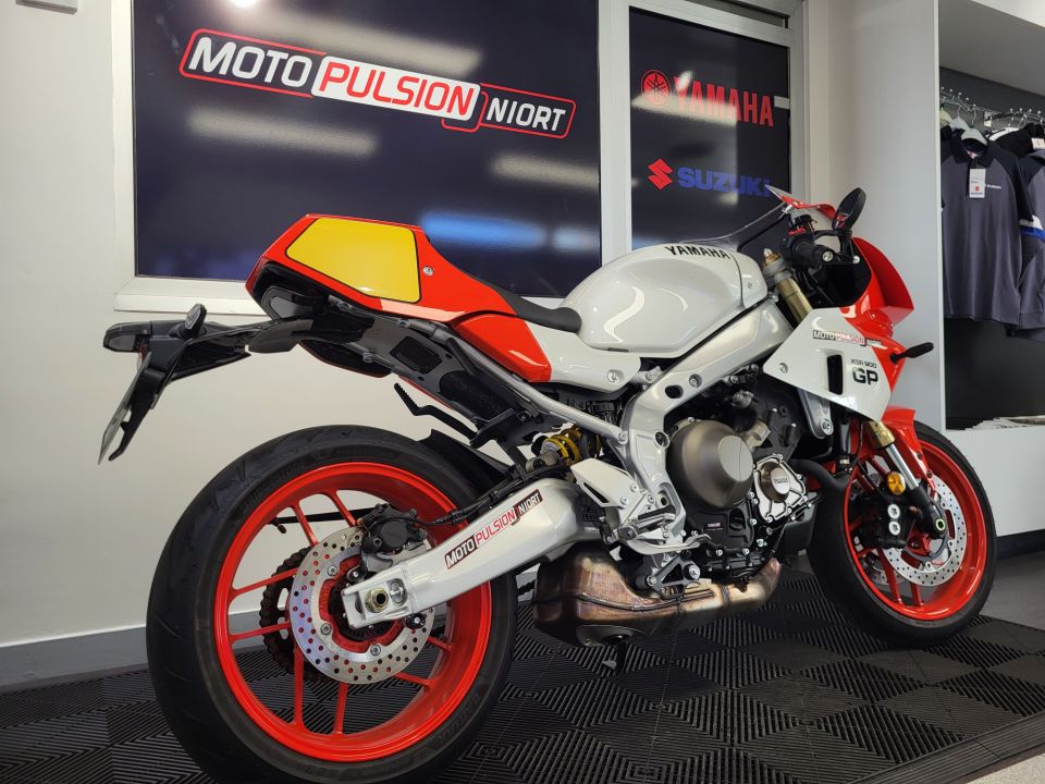 YAMAHA XSR 900 GP 4