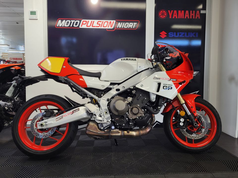 YAMAHA XSR 900 GP 4